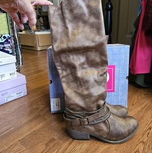 NIB Pop Aleeya Boots